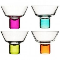 Club martini poháre na nízkej stopke sú farebne odlíšené a majú lepšiu stabilitu, než klasické vysoké poháre. V balení sú 4ks.